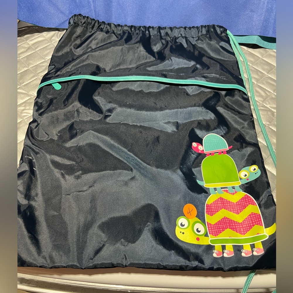 Thirty-One navy blue turtle draw string bag. Smoke free pet friendly home.